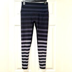 K-Deer Black and Gray Striped Leggings.  Size Large VGUC